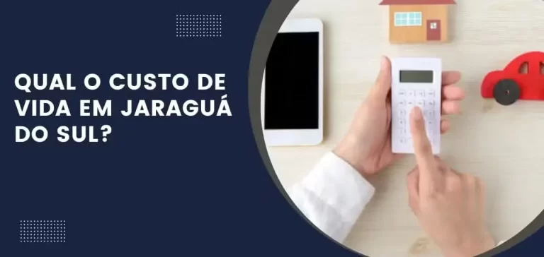 Mãos brancas segurando calculadora com celular ao lado e letras brancas ilustrando as vantagens e desvantagens de morar em Jaraguá do Sul.