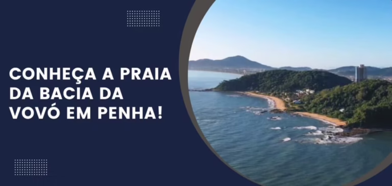 Imagem de uma praia vista do alto com morros ao lado cobertos de árvores ilustrando a Praia da Bacia da Vovó.