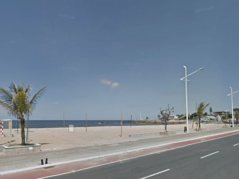 Praia Central de Barra Velha SC com sua ampla faixa de areia e estrutura urbana ao redor, um dos principais pontos turísticos de Barra Velha SC