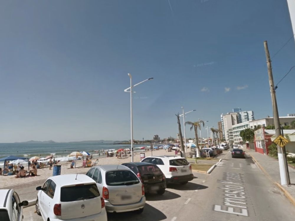 Praia movimentada em Barra Velha SC, onde a segurança e o índice de criminalidade em Barra Velha SC influenciam o turismo.
