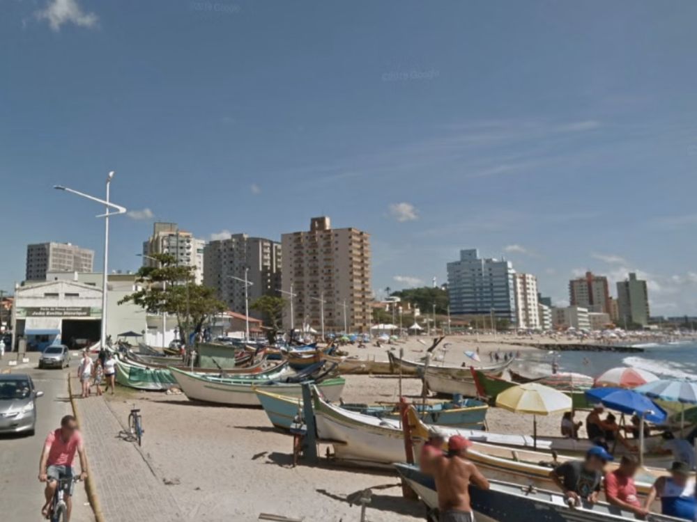 Vista da orla e barcos de pesca em Barra Velha SC. O índice de criminalidade em Barra Velha SC impacta a rotina dos moradores.