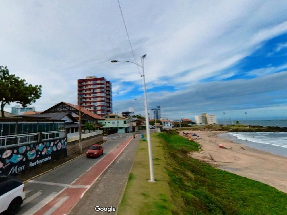 Vista da orla com prédios residenciais e calçadão à beira-mar em Barra Velha, demonstrando o atrativo visual de um hotspot imobiliário.
