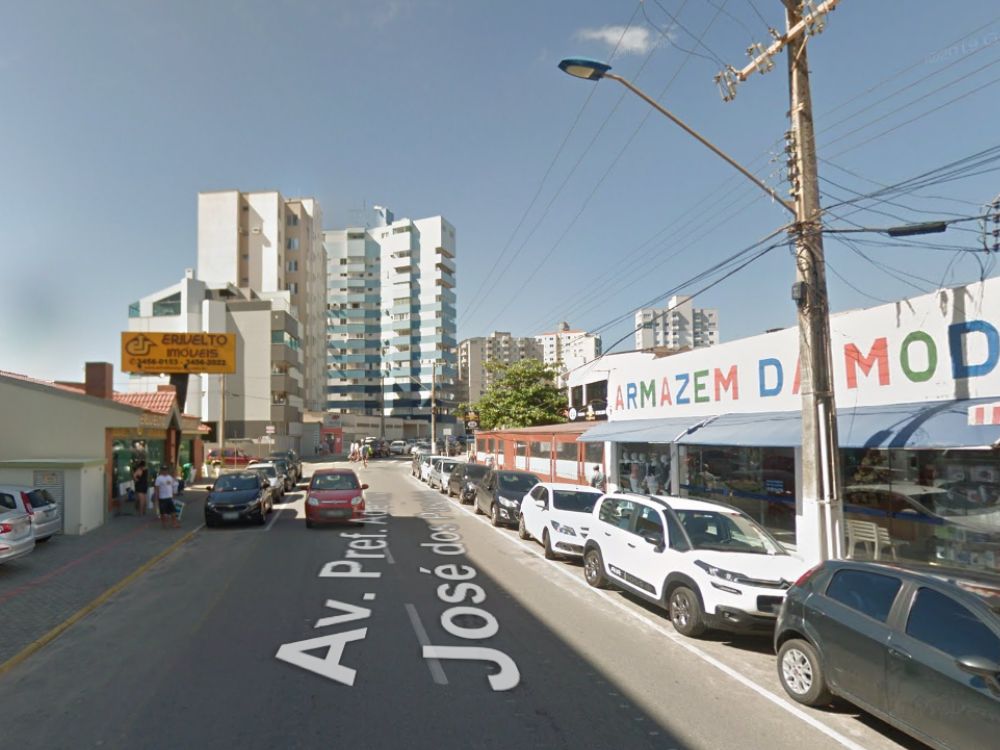 Avenida com imóveis comerciais e residenciais em área central de Barra Velha, exemplo de hotspot imobiliário com potencial de valorização.