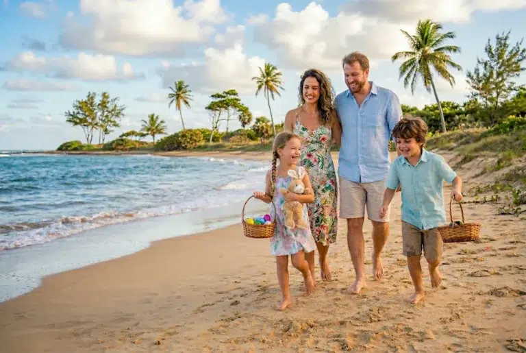 Imagem de família feliz ao ter alugado imóvel por temporada na páscoa