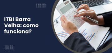 Pessoa calculando valores com uma calculadora e gráficos ao fundo, representando como funciona o ITBI Barra Velha no processo de compra de imóveis.